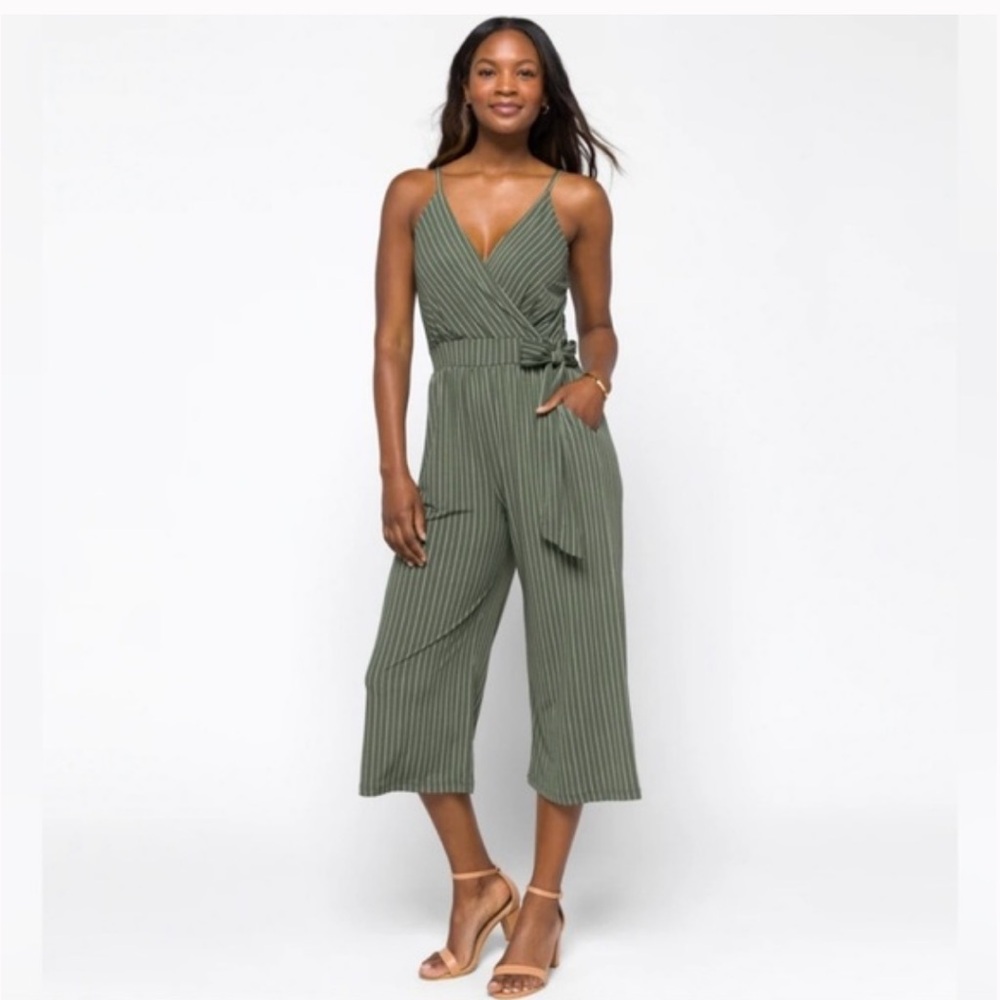 NWT! Size M Kaileigh Rica Crop Jumpsuit